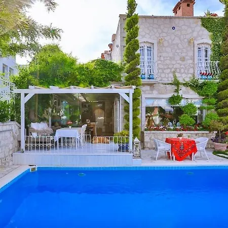 Villa Stone Villa,large Garden,swimming Pool, Very Close The Beautiful .