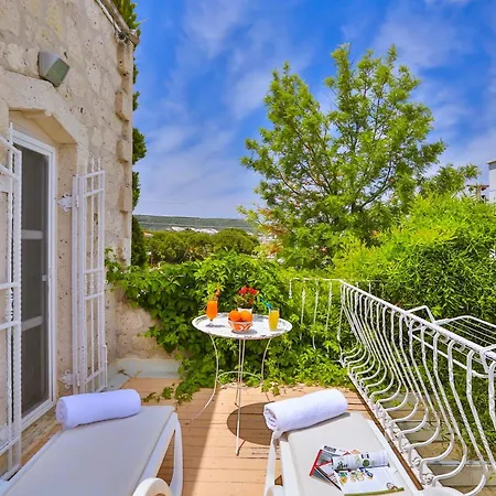 Stone Villa,large Garden,swimming Pool, Very Close The Beautiful . *