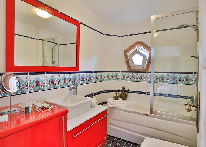 Stone Villa,large Garden,swimming Pool, Very Close The Beautiful . *