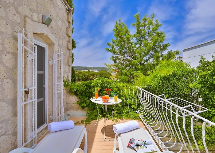 Stone Villa,large Garden,swimming Pool, Very Close The Beautiful . *