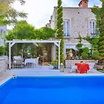 빌라 Stone Villa,large Garden,swimming Pool, Very Close The Beautiful .