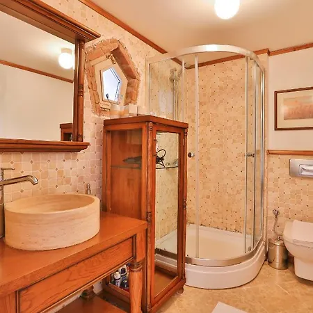 Stone Villa,large Garden,swimming Pool, Very Close The Beautiful .