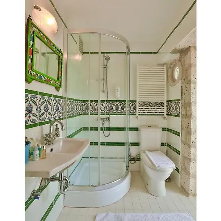 Stone Villa,large Garden,swimming Pool, Very Close The Beautiful . 别墅 *