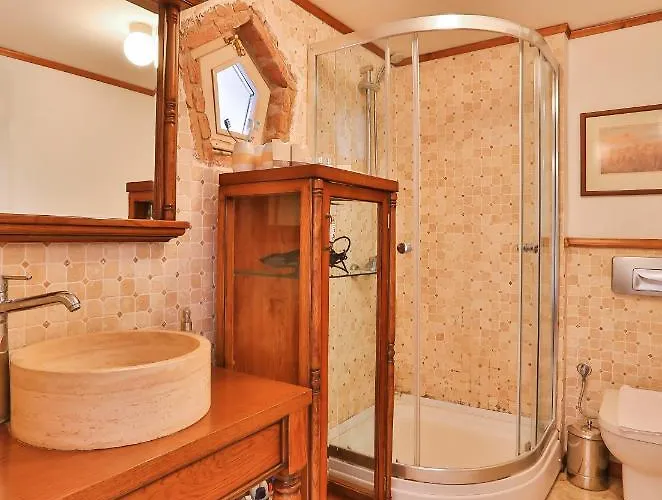 Stone Villa,large Garden,swimming Pool, Very Close The Beautiful .