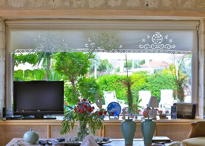 Stone Villa,large Garden,swimming Pool, Very Close The Beautiful . 别墅 *